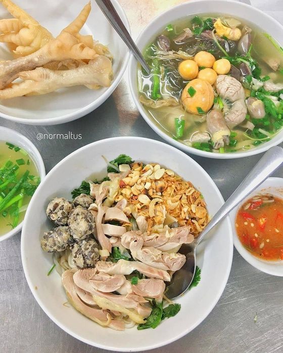 Phở Gà Nguyệt - Tô phở trộn vàng ươm hấp dẫn