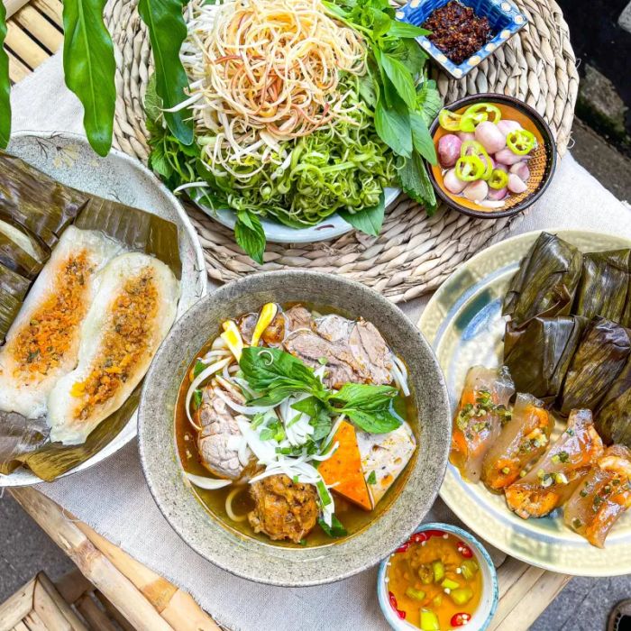 Hình ảnh tô bún bò Huế Ông Mười bốc khói nghi ngút