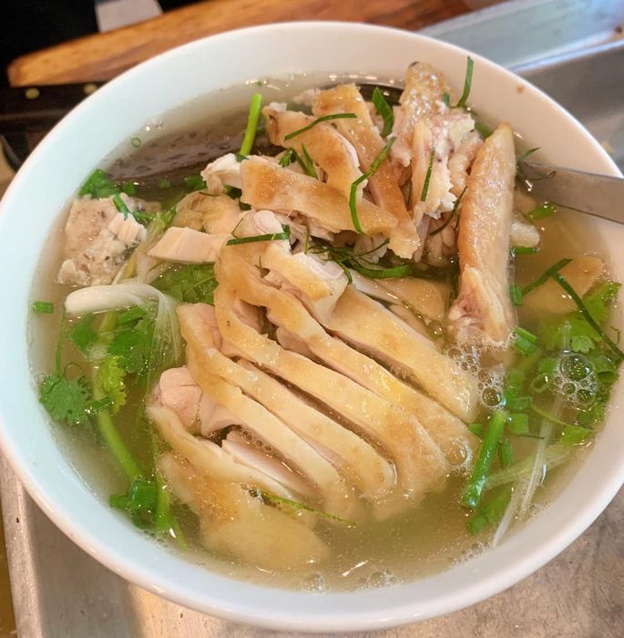 Phở Gà 17 Văn Miếu - Tô phở vàng ươm đầy đặn
