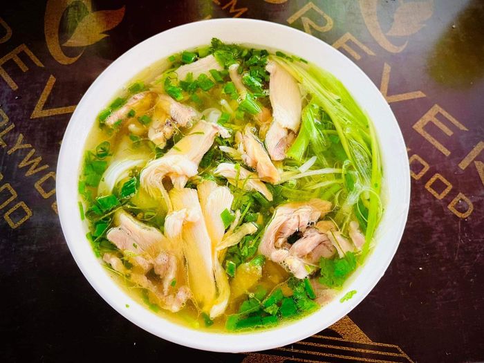 Phở Gà Tuấn - Không gian ấm cúng giữa ngõ nhỏ