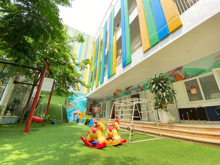 Hình ảnh đầu tiên về Trường Mầm non Tuổi Hoa - Ngôi trường khang trang với 15 phòng học hiện đại, 4 phòng chức năng đầy đủ tiện nghi, tạo môi trường học tập lý tưởng cho trẻ phát triển toàn diện.