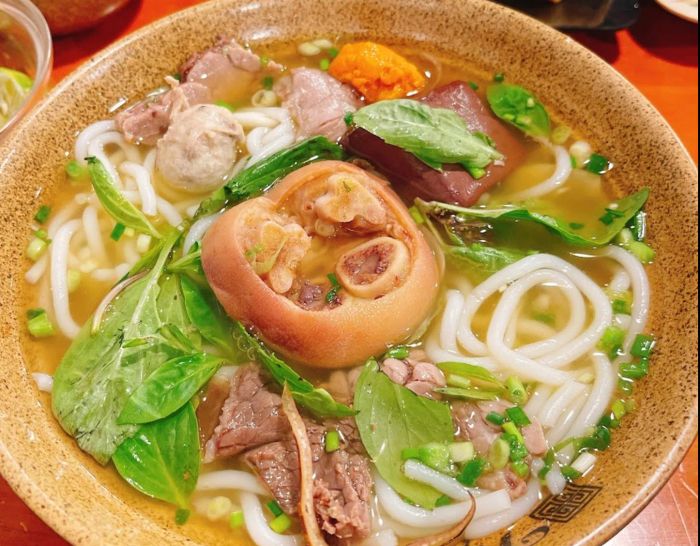 Không gian sang trọng tại nhà hàng Bún Bò Huế Ngự Uyển