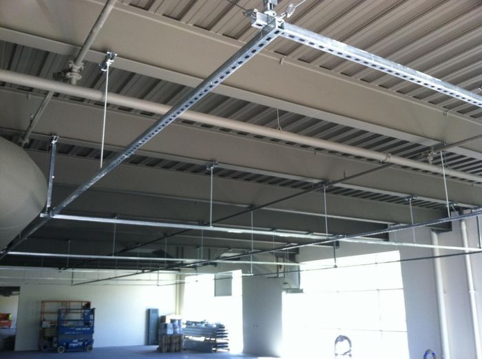 Hình ảnh dây chuyền sản xuất thang máng cáp hiện đại của Tập Đoàn Việt Á