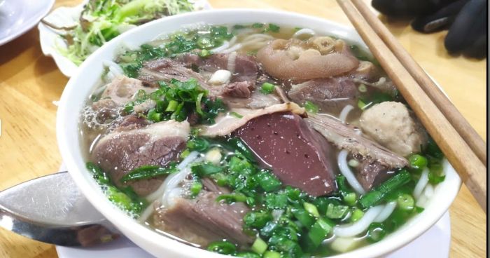Hình ảnh tô bún bò Huế Ngự Bình thơm ngon đầy đặn