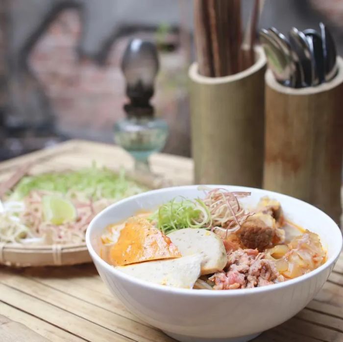 Hình ảnh tô bún bò Huế Ông Mười với đầy đủ topping hấp dẫn