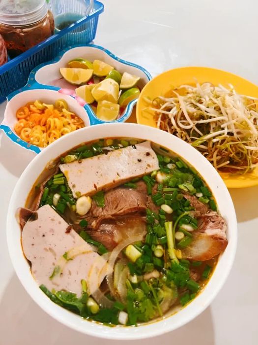 Không gian ấm cúng tại quán Bún bò Huế Nam Minh