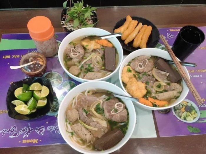Hình ảnh không gian ấm cúng tại quán Bún bò Huế Trịnh