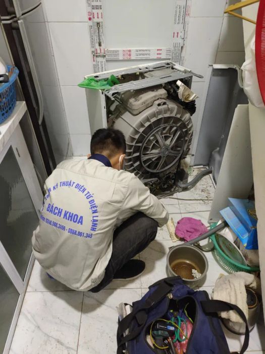 Hình ảnh đội ngũ kỹ thuật viên chuyên nghiệp tại Điện Lạnh Bách Khoa