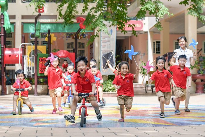 Hình ảnh đầu tiên về Trường Mầm Non CLC 20-10 - Không gian xanh mát với đồi cỏ rộng, khu vui chơi sáng tạo và phòng học chức năng hiện đại, nơi ươm mầm những tài năng nhí.