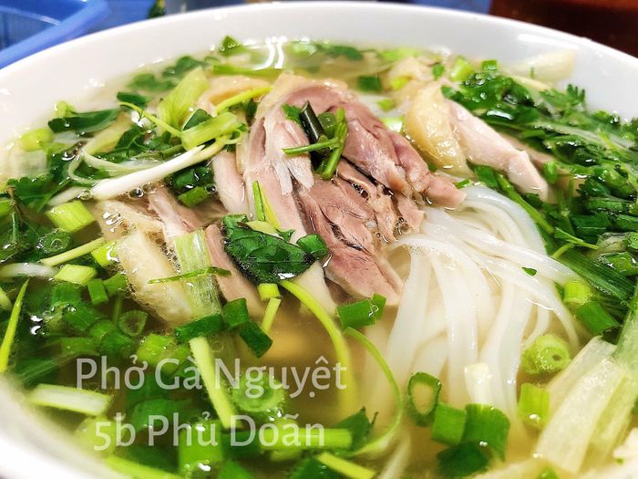 Phở Gà Nguyệt - Không gian ấm cúng giữa lòng phố cổ