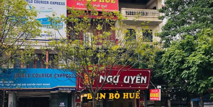 Hình ảnh tô bún bò Huế Ngự Uyển đầy đủ hương vị cung đình
