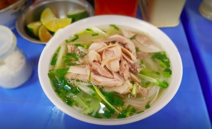 Phở Gà Hàng Điếu - Tô phở vàng ươm thơm ngon