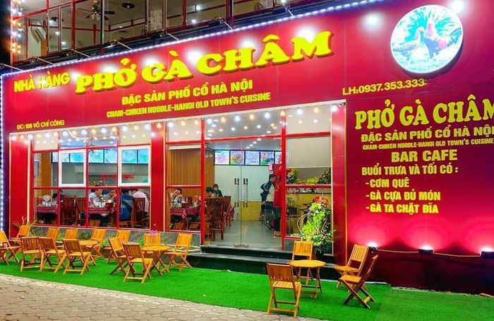 Phở Gà Châm - Tô phở vàng ươm với lớp da gà giòn tan
