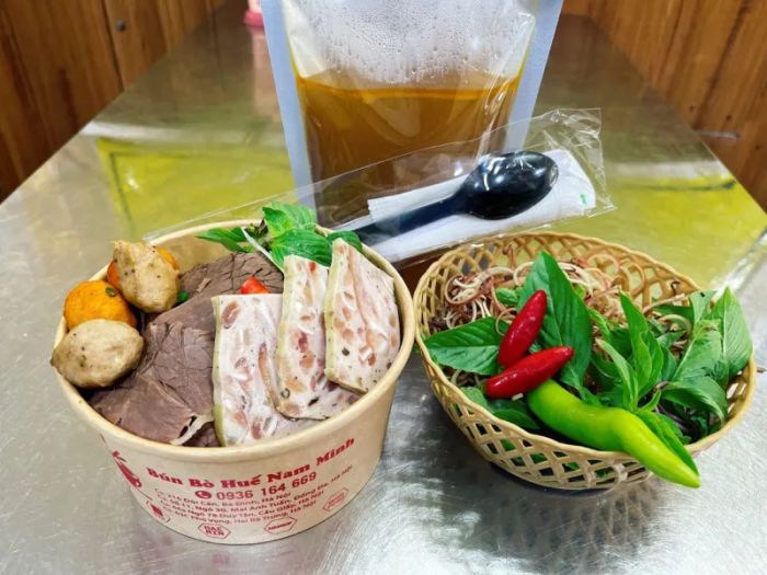 Hình ảnh tô bún bò Huế Nam Minh thơm ngon chuẩn vị