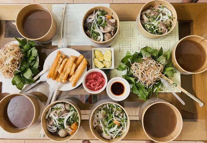 Hình ảnh tô bún bò Huế O Hà thơm ngon đậm đà