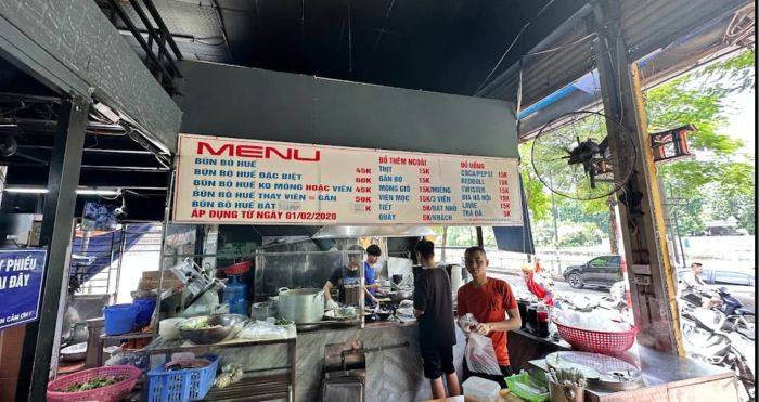 Hình ảnh không gian ấm cúng tại quán Bún Bò Huế Quân