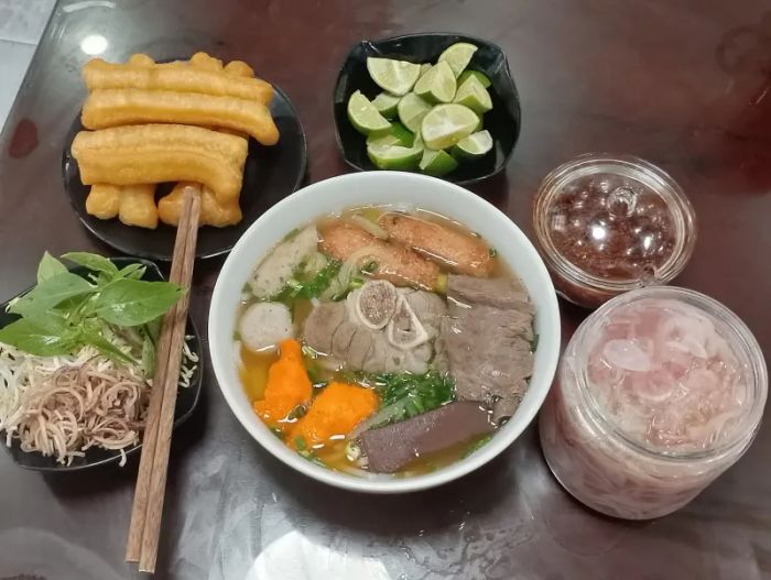 Hình ảnh tô bún bò Huế Trịnh thơm ngon đậm đà