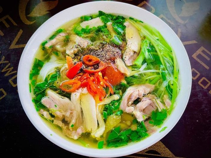 Phở Gà Tuấn - Tô phở vàng ươm thơm ngon