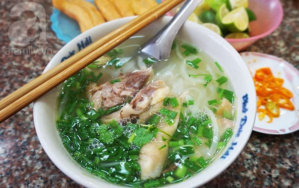 Phở Gà 156 Quán Thánh - Bát phở vàng ươm thơm ngon