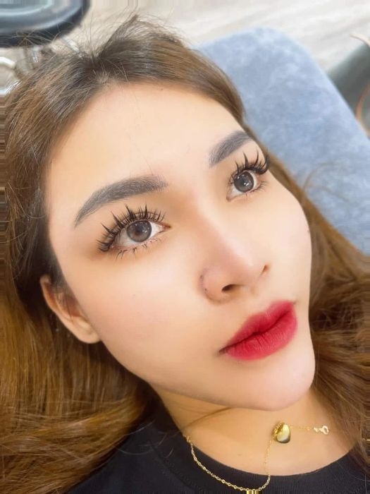 Học viên thực hành cùng chuyên gia tại Tuyết Linh Nối Mi