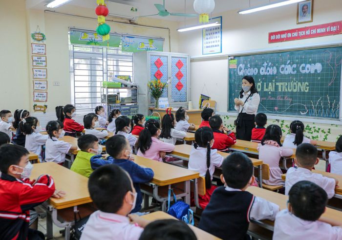 Hoạt động học tập và vui chơi đầy sáng tạo của học sinh Trường Tiểu học Mai Dịch
