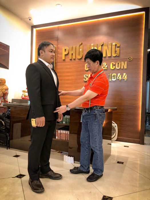 Không gian sang trọng và bộ sưu tập vest đẳng cấp tại Phú Hưng Cha và Con
