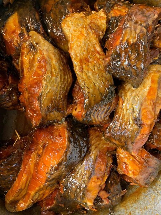 Hình ảnh những khúc cá kho vàng ươm, đậm đà tại quán cô Huyền