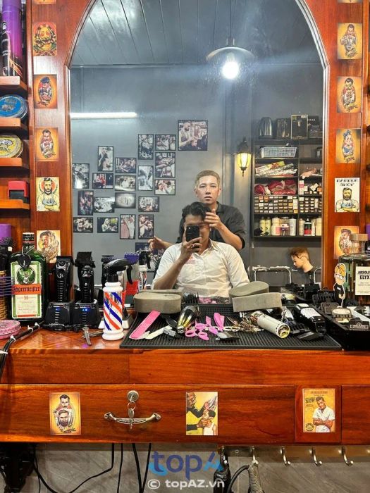 Hy Barber House, một salon tóc nổi bật tại TP. Bến Tre, chuyên cung cấp các dịch vụ chăm sóc tóc và tạo kiểu cho các quý ông, mang đến sự tự tin và phong cách mới mẻ.