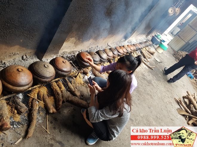 Hình ảnh niêu cá kho Trần Luận vàng ươm đúng chuẩn làng Vũ Đại