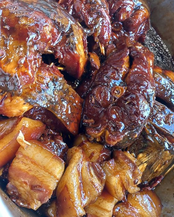 Góc bếp rực lửa nơi những nồi cá kho thơm ngon được ra đời