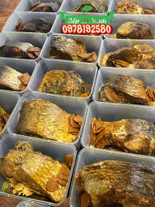 Hình ảnh niêu cá kho riềng vàng ươm đặc trưng tại Bếp Bà Minh