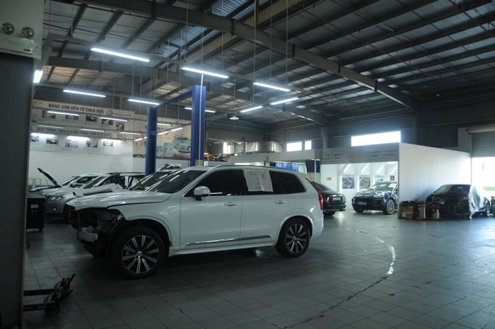 Hình ảnh đội ngũ kỹ thuật viên lành nghề đang thực hiện bảo dưỡng xe Mercedes tại VW Long Biên Service