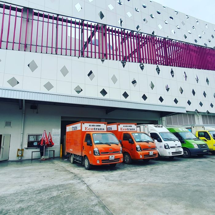 Hình ảnh đội ngũ nhân viên Ecotrans chuyên nghiệp
