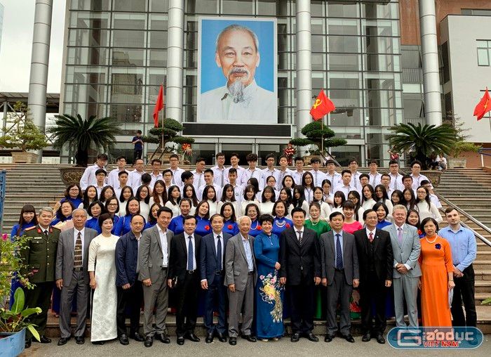 Trường THPT Chuyên Hà Nội - AMSTERDAM ảnh 3: Những giờ học thực tiễn, nơi học sinh trải nghiệm, khám phá và trưởng thành qua từng bài học đời sống.
