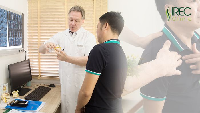 Hình ảnh bác sĩ IREC thăm khám chuyên sâu 1:1 với hệ thống máy móc hiện đại