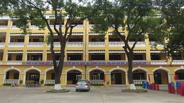 Hình ảnh khuôn viên xanh mát của THPT Nguyễn Văn Cừ