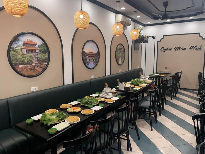 Không gian ấm cúng mang đậm phong cách Huế tại Quán Món Huế