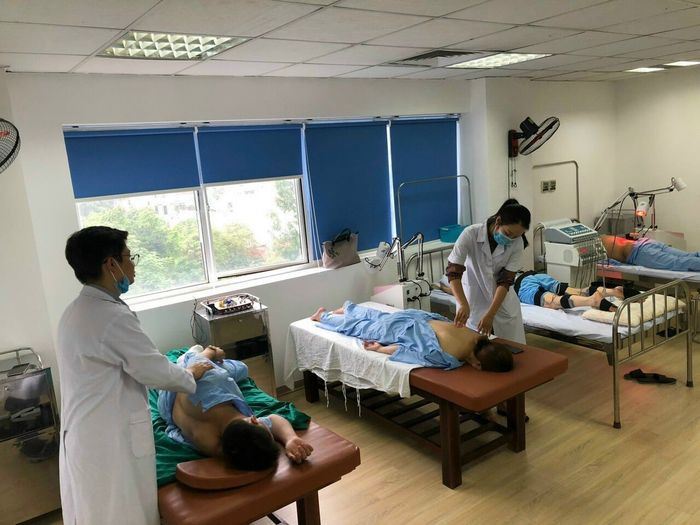 Hình ảnh đội ngũ bác sĩ Đức Phúc đang thực hiện trị liệu chuyên sâu