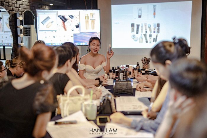 Thư viện hình ảnh đào tạo tại Học viện Hạnh Lâm