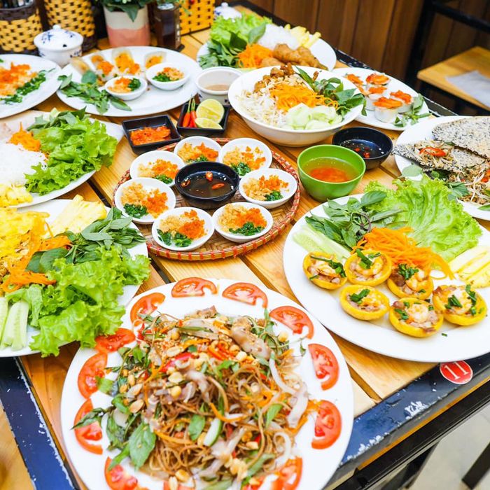 Những món Huế đặc trưng được trình bày tinh tế tại Huế Ngon