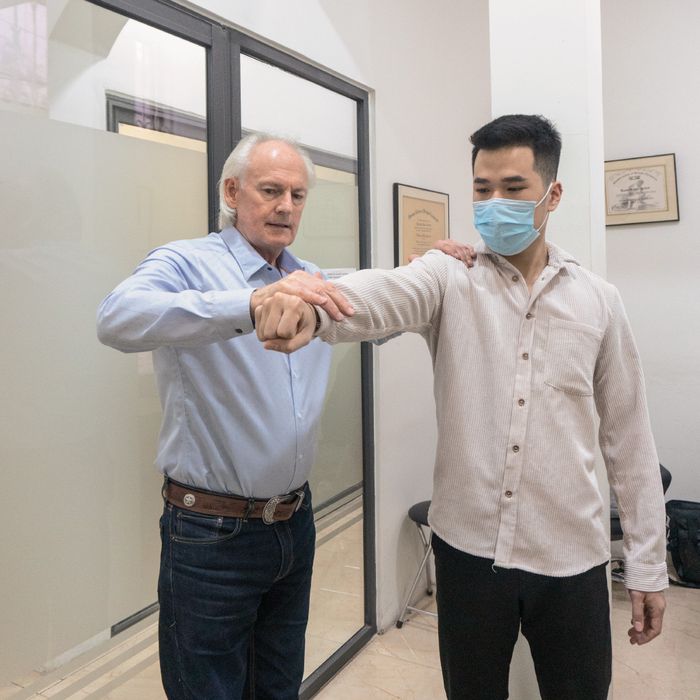 Hình ảnh hệ thống máy móc trị liệu hiện đại tại phòng khám iCCARE