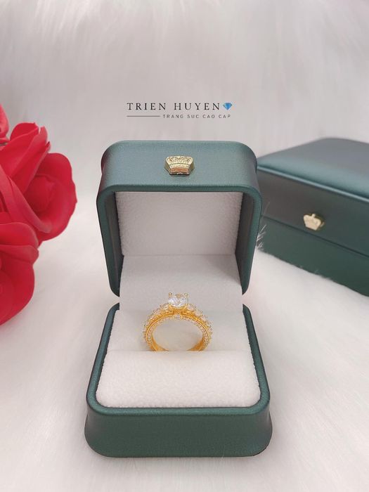 Không gian trưng bày sang trọng tại Vàng Bạc Triển Huyền