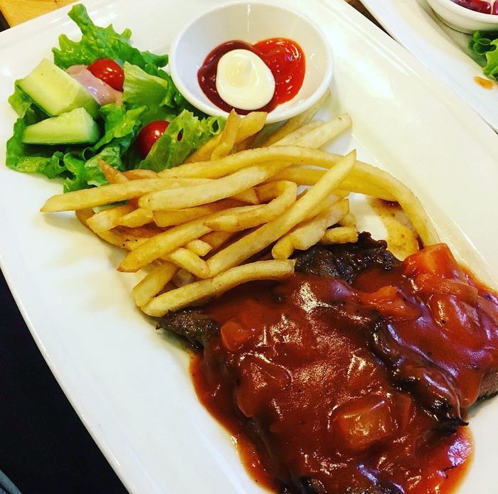 Không gian ấm cúng tại Cube Beefsteak and Drinks