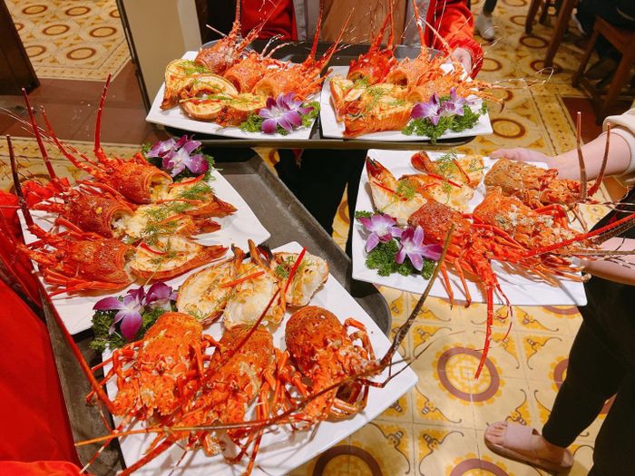 Không gian sang trọng và hệ thống bể hải sản tươi sống tại Mỹ Hạnh