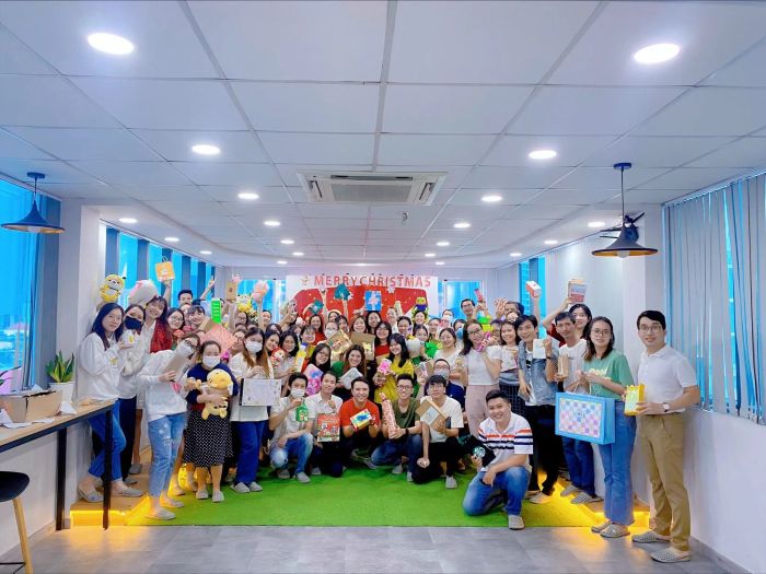 Hình ảnh đội ngũ chuyên gia dịch thuật tại Việt Uy Tín