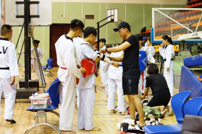 Các học viên đang luyện tập cùng HLV tại CLB Taekwondo Hai Bà Trưng