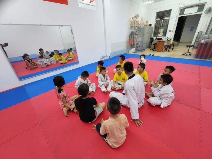 Các học viên đang tập luyện tại CLB Taekwondo Cầu Giấy