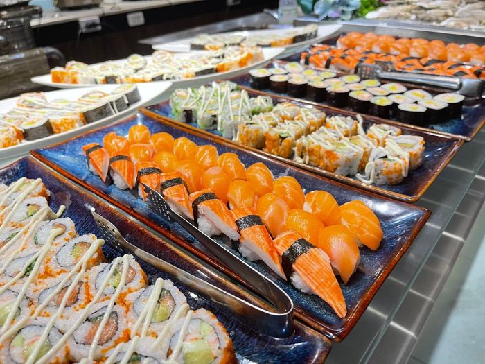 Quầy buffet hải sản phong phú tại Adobi