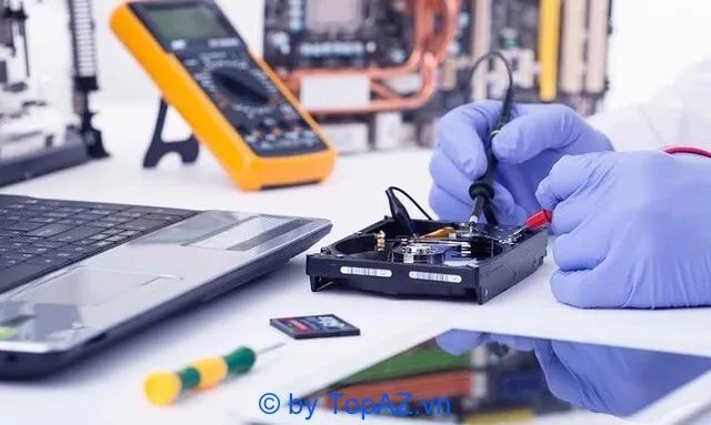 Kỹ thuật viên sửa chữa máy tính chuyên nghiệp