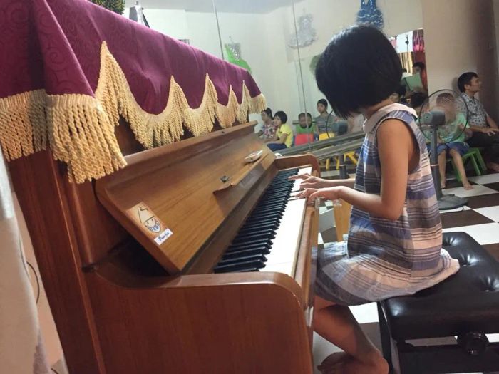 Học viên nhí say mê với đàn piano tại Piano Fun Hà Đông